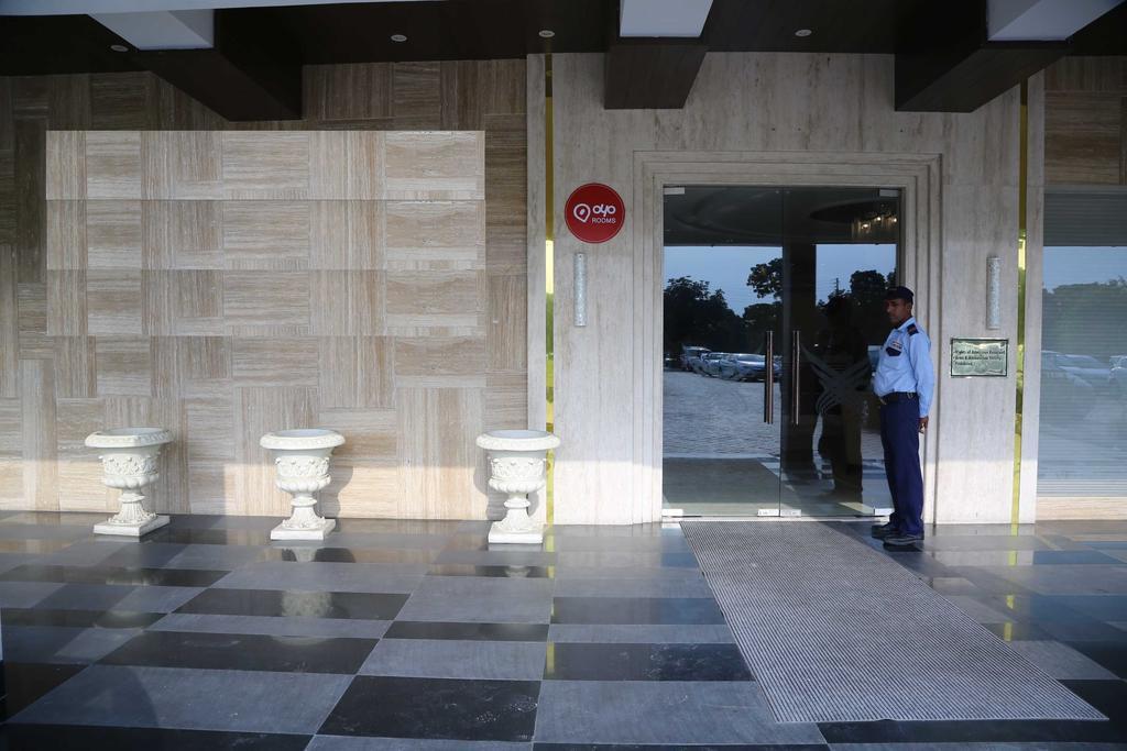 Oyo Premium Panchkula Sector 5 Hotell Exteriör bild